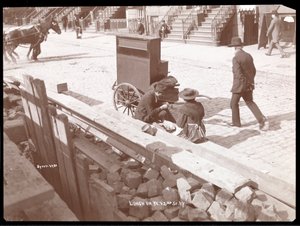 Vista de un organillero y una mujer almorzando en West 42nd Street, Nueva York, 1898